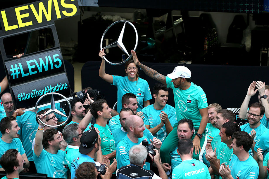 «Мерседес» празднует победу в Гран-при Бразилии и пятый Кубок конструкторов