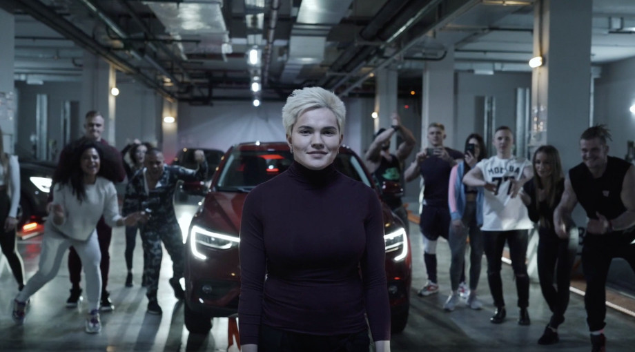Валерия Букина протащила на себе автомобиль Renault, пауэрлифтинг -  Чемпионат