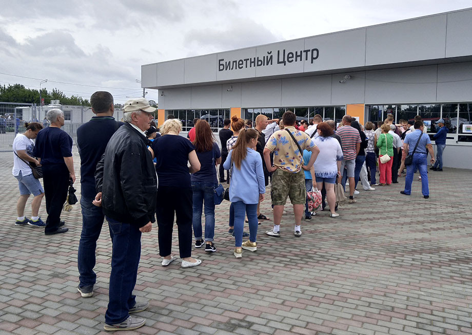 Очереди за билетами за 30 минут до начала игры Очереди за билетами за 30 минут до начала игры