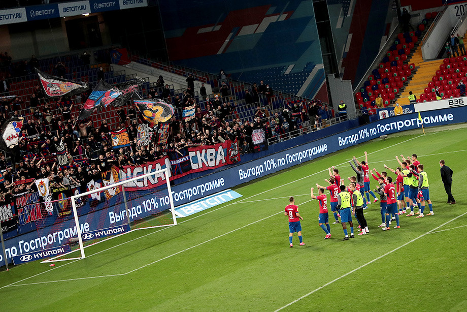 CSKA footballers celebrate victory with fans CSKA footballers celebrate victory with fans