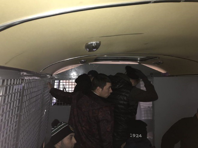 Во время матча «Торпедо» — «Ротор» полиция забирала со стадиона группы людей
