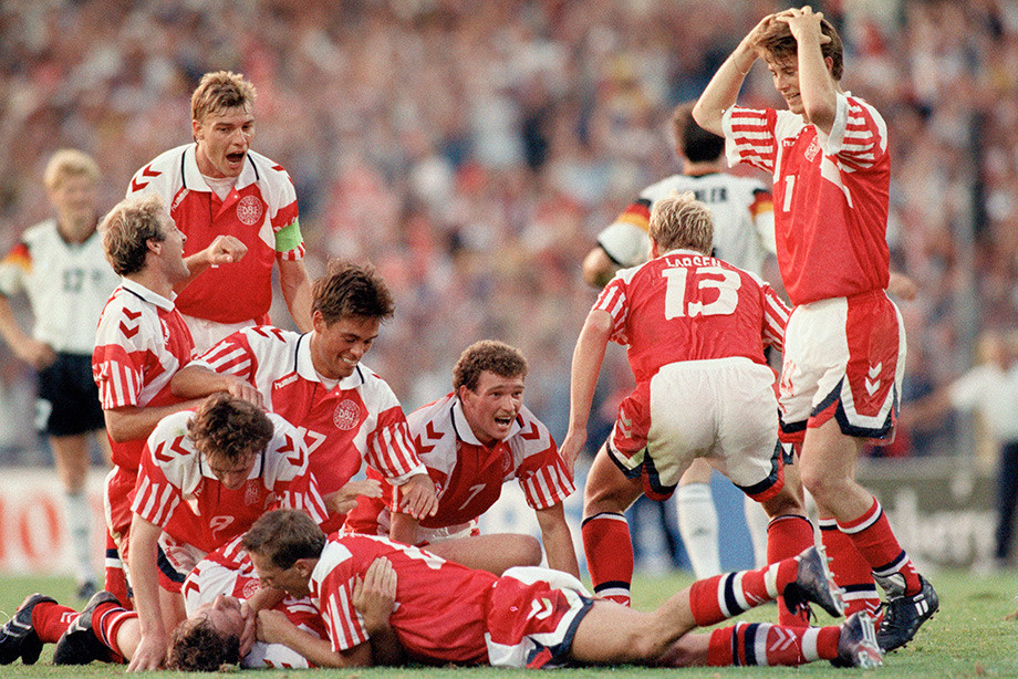Сборная Дании празднует гол в финале ЧЕ-1992