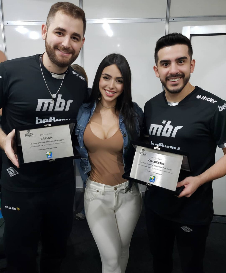 С игроками CS:GO Габриэлем FalleN Толедо (слева) и Марсело coldzera Давидом (справа). С игроками CS:GO Габриэлем FalleN Толедо (слева) и Марсело coldzera Давидом (справа).