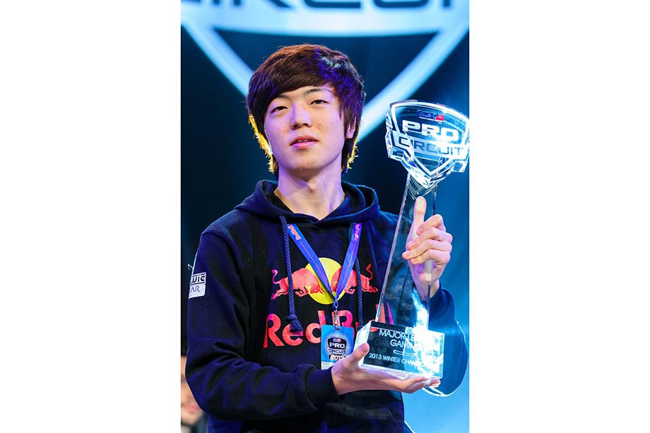 Connect life. 322 киберспорт. Ли лайф. Корейский прогеймер старкрафт 2 life. Корейский игрок по старкрафту.