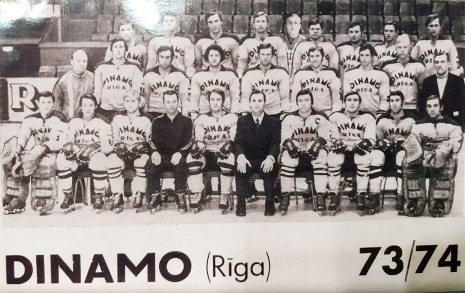 Сезон-1973/74. В центре — Виктор Тихонов. Вакуров — крайний слева в верхнем ряду, Пётр Воробьёв — четвёртый справа сверху Сезон-1973/74. В центре — Виктор Тихонов. Вакуров — крайний слева в верхнем ряду, Пётр Воробьёв — четвёртый справа сверху