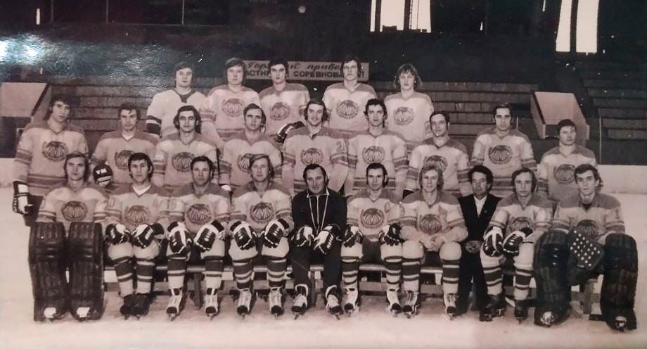 Сезон-1977/78. Вакуров — четвёртый справа во втором ряду. Крайний справа в верхнем — Игорь Ларионов Сезон-1977/78. Вакуров — четвёртый справа во втором ряду. Крайний справа в верхнем — Игорь Ларионов