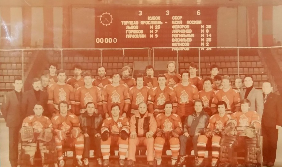 Сезон-1987/88. В центре — Сергей Николаев, Вакуров — третий справа в нижнем ряду Сезон-1987/88. В центре — Сергей Николаев, Вакуров — третий справа в нижнем ряду