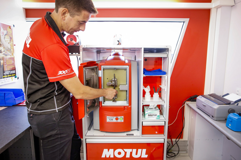 Motul спешит на помощь. Что за чёрный грузовик выручает всех на «Дакаре»