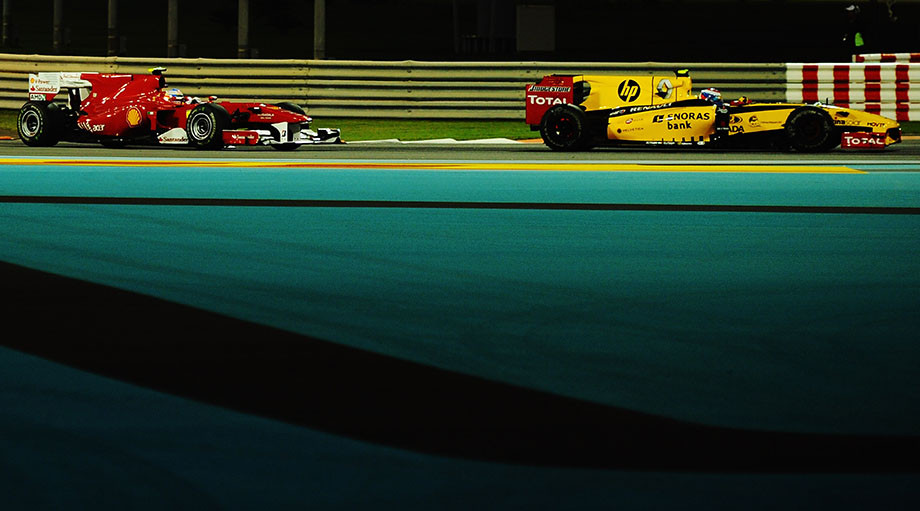 Алонсо и Петров во время Гран-при Абу-Даби-2010