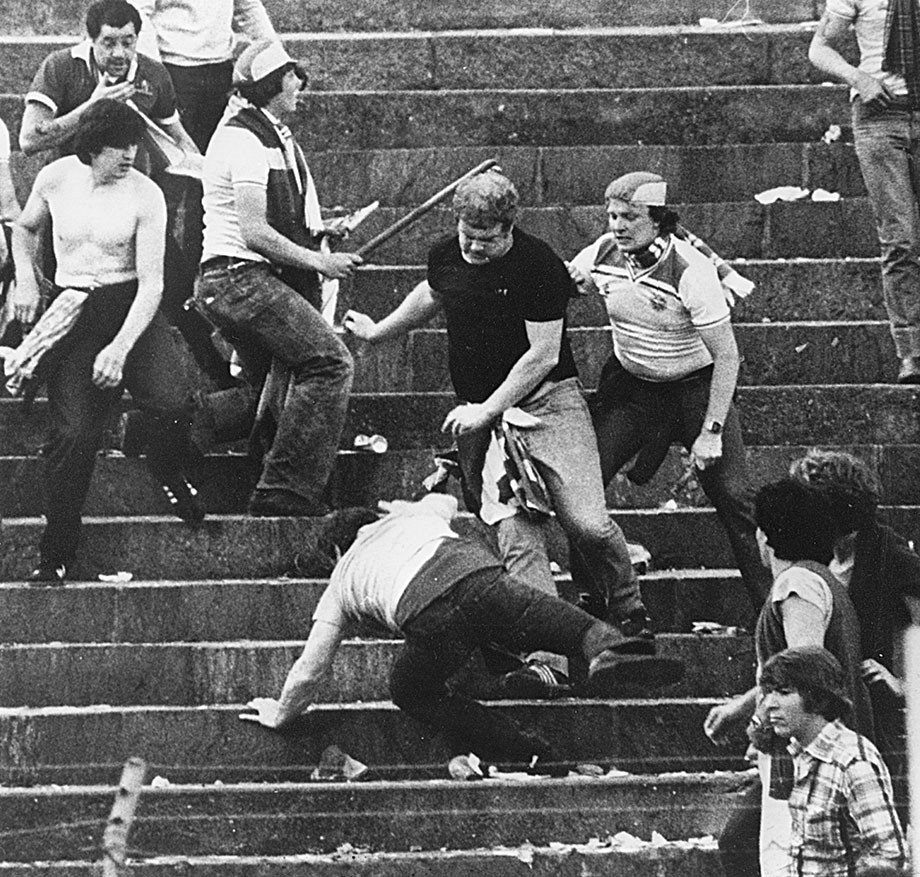 Британские фанаты бьют швейцарцев в Базеле, 1981 год.