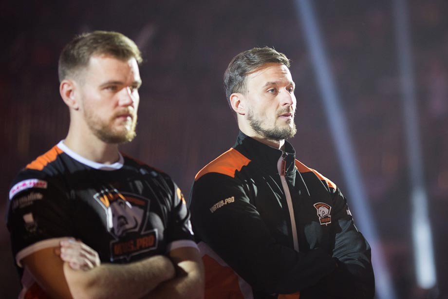Филипп NEO Кубски (слева) и Ярослав pashaBiceps Яжомбковский (справа) из команды Virtus.pro Филипп NEO Кубски (слева) и Ярослав pashaBiceps Яжомбковский (справа) из команды Virtus.pro