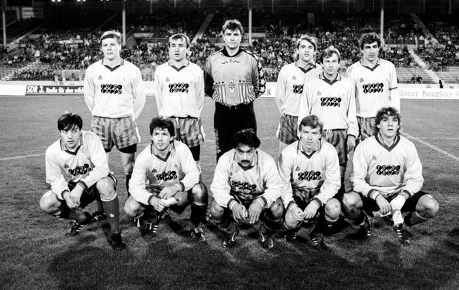 Киевское «Динамо» перед сезоном-1991. Деркач – второй слева в верхнем ряду, Цвейба – шестой, Саленко – второй слева в нижнем ряду Киевское «Динамо» перед сезоном-1991. Деркач – второй слева в верхнем ряду, Цвейба – шестой, Саленко – второй слева в нижнем ряду