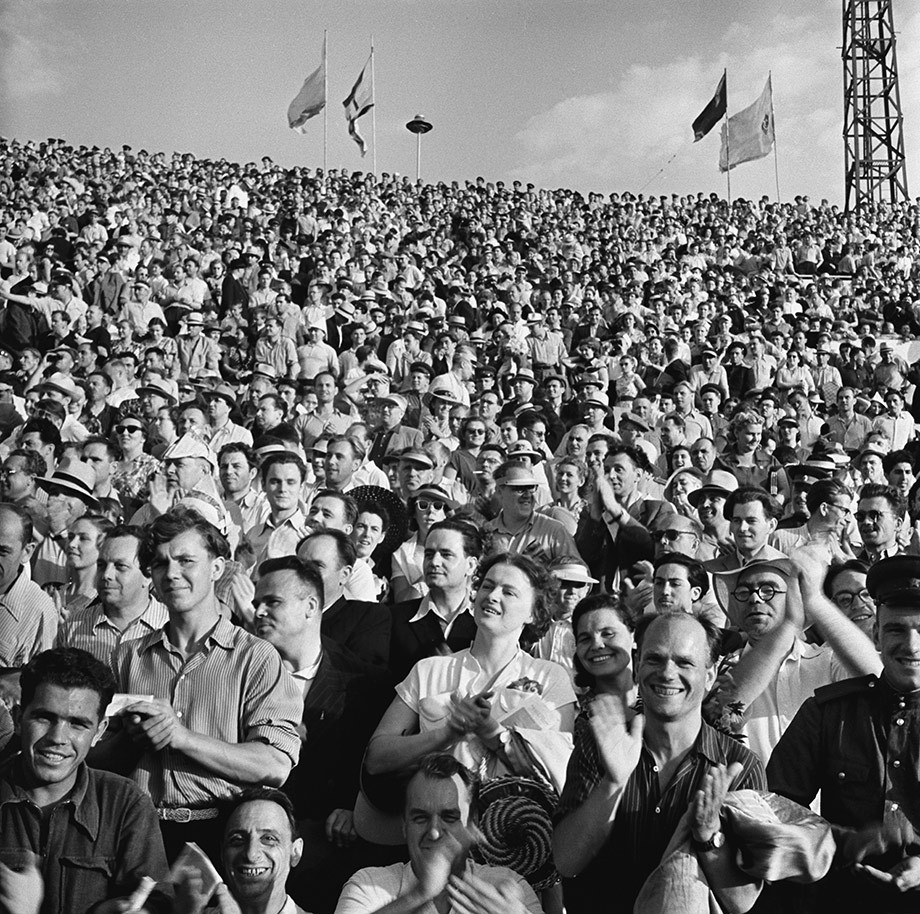 1955 год. Трибуны стадиона «Динамо» во время матча сборных СССР и ФРГ 1955 год. Трибуны стадиона «Динамо» во время матча сборных СССР и ФРГ