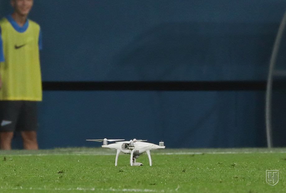 Поле упал. Дроны в футболе. Футбол с дрона. Human on Drone Football. Почему нельзя запускать дрон над футбольным полем во время матча.