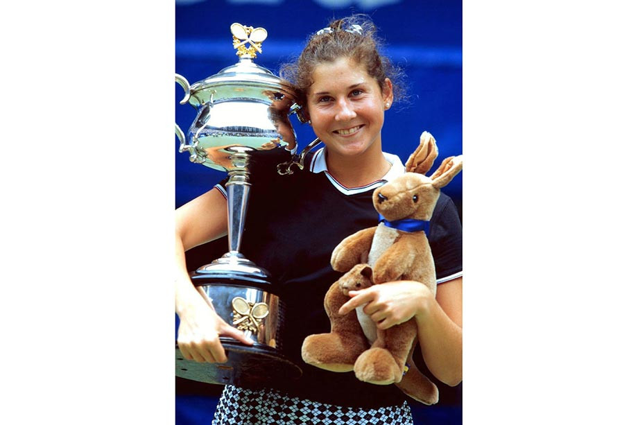 Моника Селеш с трофеем на Australian Open-1996
