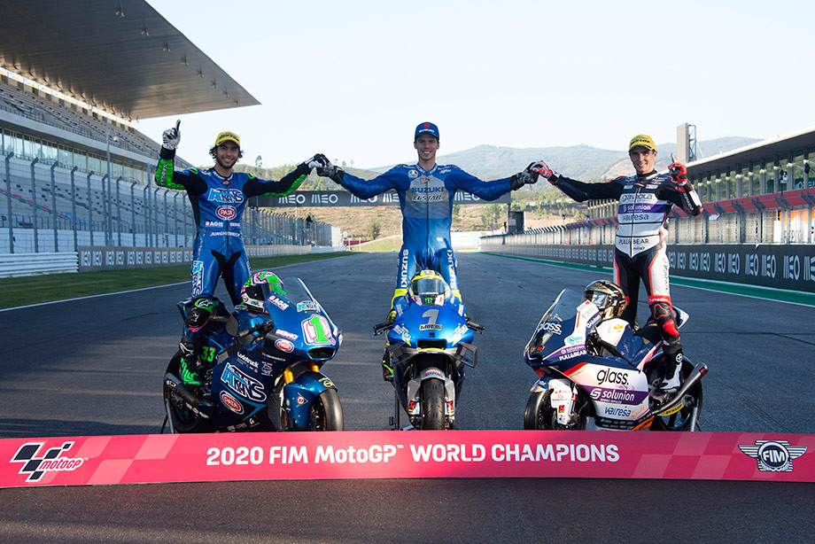Чемпионы MotoGP 2020 года: Энеа Бастьянини, Хоан Мир и Альберт Аренас Чемпионы MotoGP 2020 года: Энеа Бастьянини, Хоан Мир и Альберт Аренас