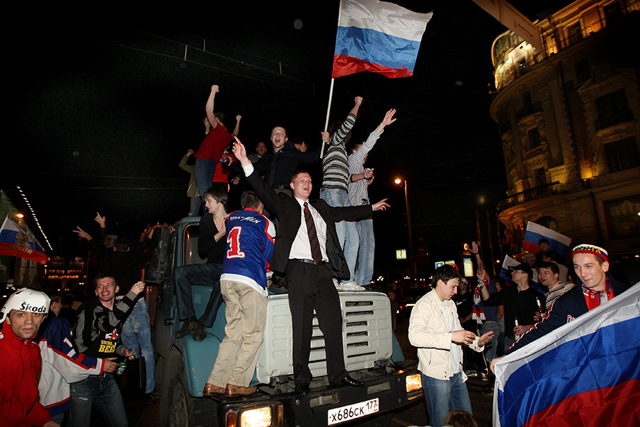 ЭПИЧЕСКАЯ ОЛИМПИЙСКАЯ СХВАТКА МЕЖДУ РОССИЕЙ И КАНАДОЙ В ХОККЕЙНОМ ФИНАЛЕ ЗАВЕРШИЛАСЬ ОШЕЛОМЛЯЮЩЕЙ ПОБЕДОЙ СДЕЛАВ ЭТО СОБЫТИЕ НЕОТЛИЧИМЫМ ОТ ЛЮБОГО ДРУГОГО ЭТОТ НЕОБЫКНОВЕННЫЙ МОМЕНТ СТАЛ ВЕРШИНОЙ МОЕЙ ЖИЗНИ ПРИЗНАЛСЯ ГЛУБОКО РАСТРОГАННЫЙ ЧЕЛОВЕК ОВЕЧКИН И КОВАЛЬЧУК В СВОЕМ ЗАМЕЧАТЕЛЬНОМ МАСТЕРСТВЕ И ДОБЛЕСТИ ПОДАРИЛИ РОССИИ БЕСЦЕННУЮ РЕДКОСТЬ