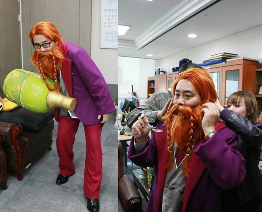 Чон Бенхон в костюме Грагаса (персонажа из игры League of Legends) Чон Бенхон в костюме Грагаса (персонажа из игры League of Legends)