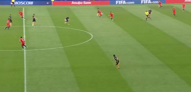 …и организует атаку 4v3 …и организует атаку 4v3