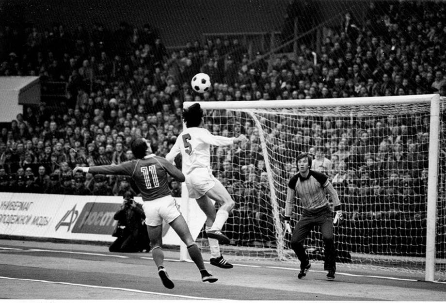 1985 год. Ленинград. Спортивно-концертный комплекс. Чемпионат СССР. «Зенит» — «Динамо» Минск. Георгий Кондратьев (№11) атакует ворота Михаила Бирюкова 1985 год. Ленинград. Спортивно-концертный комплекс. Чемпионат СССР. «Зенит» — «Динамо» Минск. Георгий Кондратьев (№11) атакует ворота Михаила Бирюкова