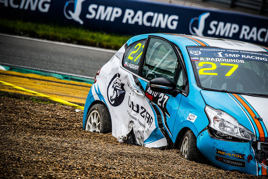 Последствия столкновения двух машин команды Carville Racing в классе «Туринг-лайт» Последствия столкновения двух машин команды Carville Racing в классе «Туринг-лайт»