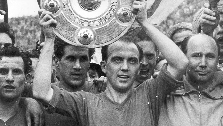 1958 год. Футболисты «Шальке» празднуют победу в чемпионате Германии. Это было седьмое и на данный момент последнее национальное чемпионство клуба 1958 год. Футболисты «Шальке» празднуют победу в чемпионате Германии. Это было седьмое и на данный момент последнее национальное чемпионство клуба