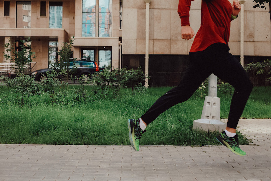 Ходить на беговой дорожке или ходить по улице. как выбрать беговую поверхность