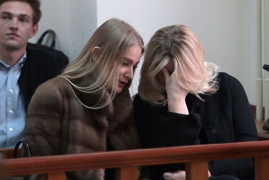 Мама Кокориных, похоже, не ждёт от суда ничего хорошего Мама Кокориных, похоже, не ждёт от суда ничего хорошего