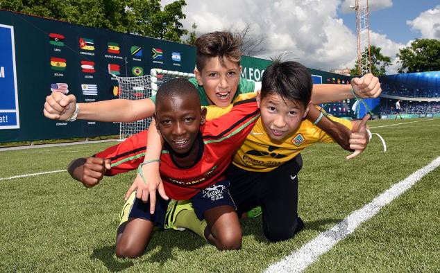 В Санкт-Петербурге дети из 64 стран приняли участие в форуме «Футбол для дружбы»