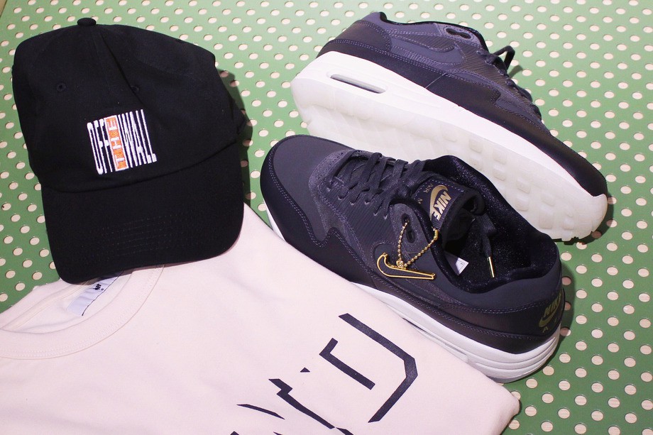 На фото: кроссовки Nike, футболка Undefeated, кепка Vans На фото: кроссовки Nike, футболка Undefeated, кепка Vans