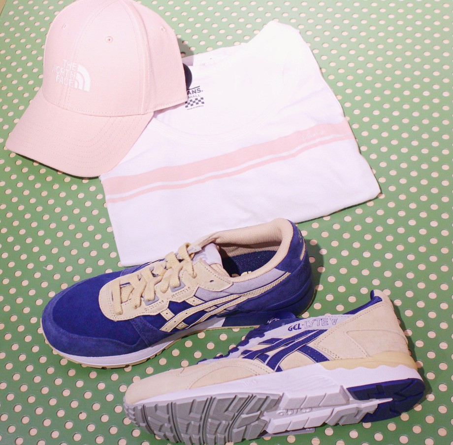На фото: кроссовки Asics, майка Vans, кепка TheHorthFace На фото: кроссовки Asics, майка Vans, кепка TheHorthFace