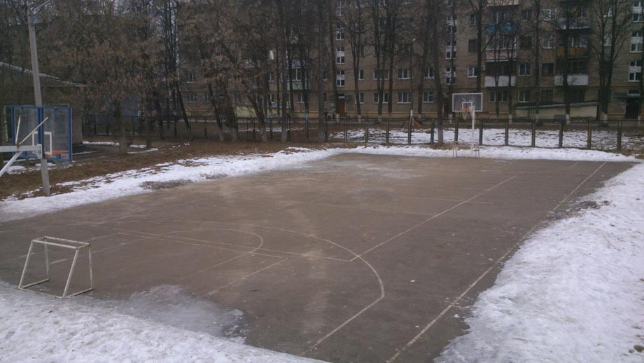 Баскетбольная площадка на улице «Московская». Фото от 1 марта 2014 года Баскетбольная площадка на улице «Московская». Фото от 1 марта 2014 года