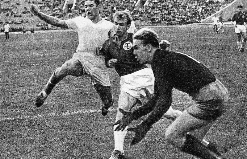 30 июня 1960 года. «Торпедо» — «Пахтакор» — 3:1. В атаке 19-летний Геннадий Красницкий 30 июня 1960 года. «Торпедо» — «Пахтакор» — 3:1. В атаке 19-летний Геннадий Красницкий
