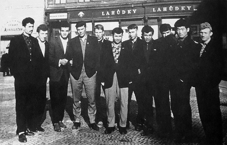 1962 год. Команда «Пахтакор» в Чехословакии. Геннадий Красницкий – четвёртый слева 1962 год. Команда «Пахтакор» в Чехословакии. Геннадий Красницкий – четвёртый слева