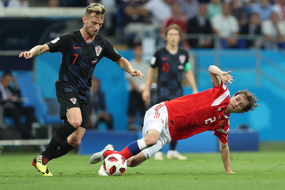 Аргентина хорватия 2018. Селфи лисаковича рубин уфа. Евро 2004 швеция нидерланды. Сборная 1 4 финала. Сборная хорватии чм 2018.