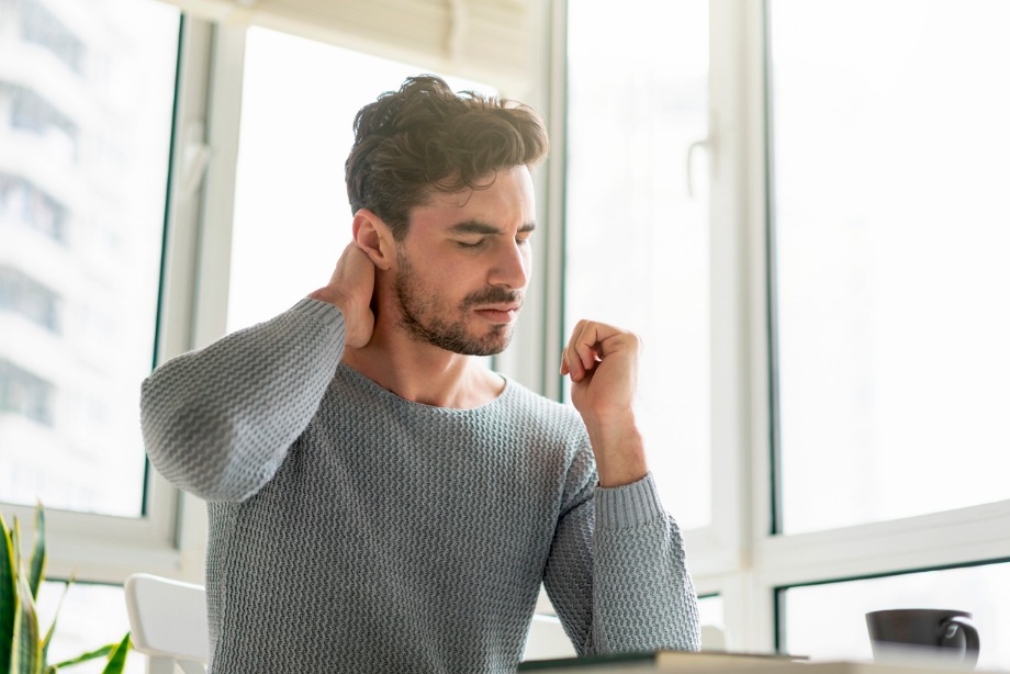 Что делать, когда болит шея при повороте головы?