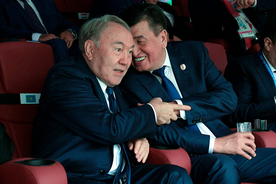 Президент Казахстана Нурсултан Назарбаев (слева) и президент Киргизии Сооронбай Жээнбеков на церемонии открытия ЧМ-2018 Президент Казахстана Нурсултан Назарбаев (слева) и президент Киргизии Сооронбай Жээнбеков на церемонии открытия ЧМ-2018