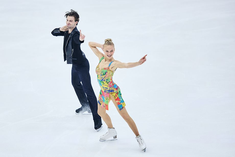 Фибе Беккер и Джеймс Эрнандес