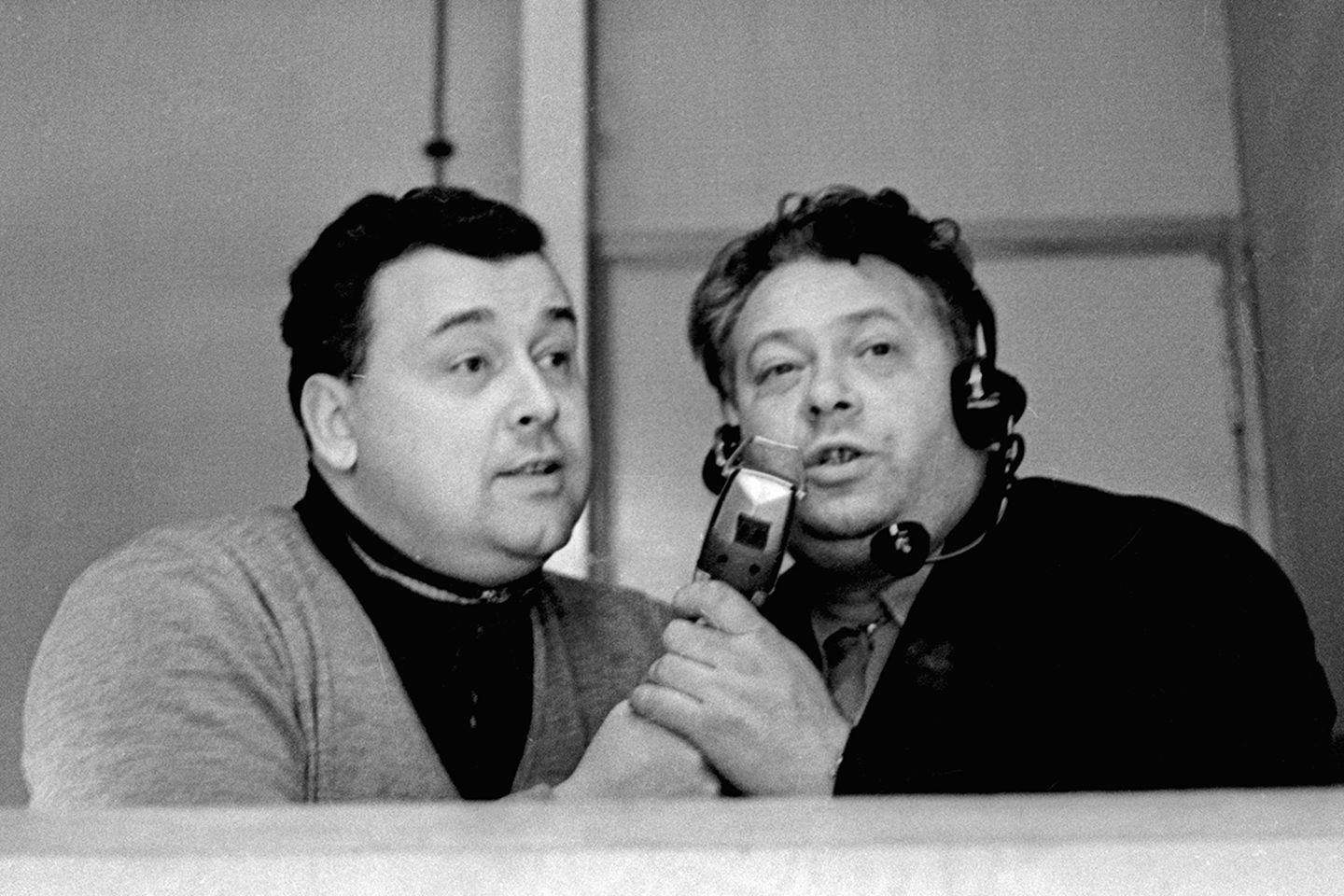 Ян Спарре (слева) и Николай Озеров ведут репортаж с чемпионата мира по хоккею. Любляна, 1966 г.