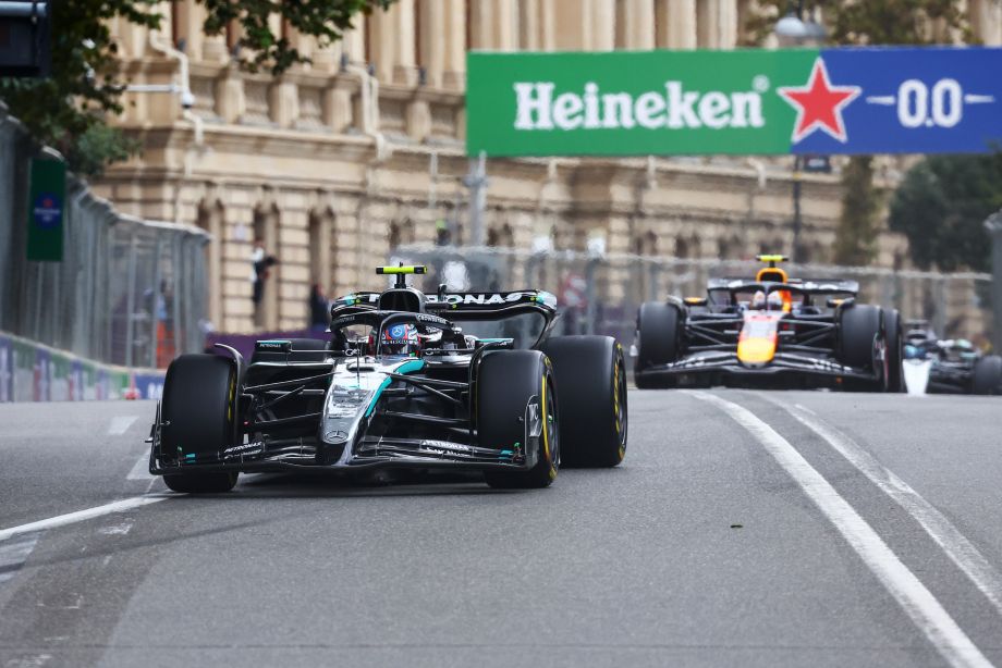 Антонелли и Цунода во время гонки в Баку