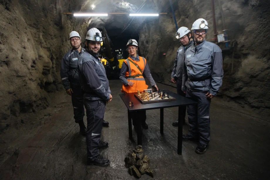 Ян Непомнящий сыграл в шахматы в шахте
