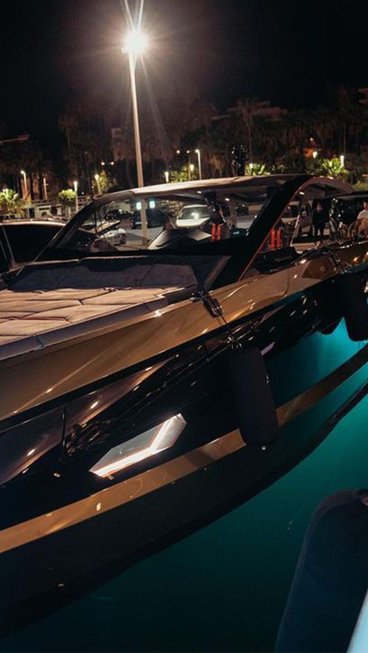 Вдохновлённая культовым автомобилем яхта имеет угловатый и футуристический дизайн с Y-образными фарами и знаменитым логотипом Lamborghini.