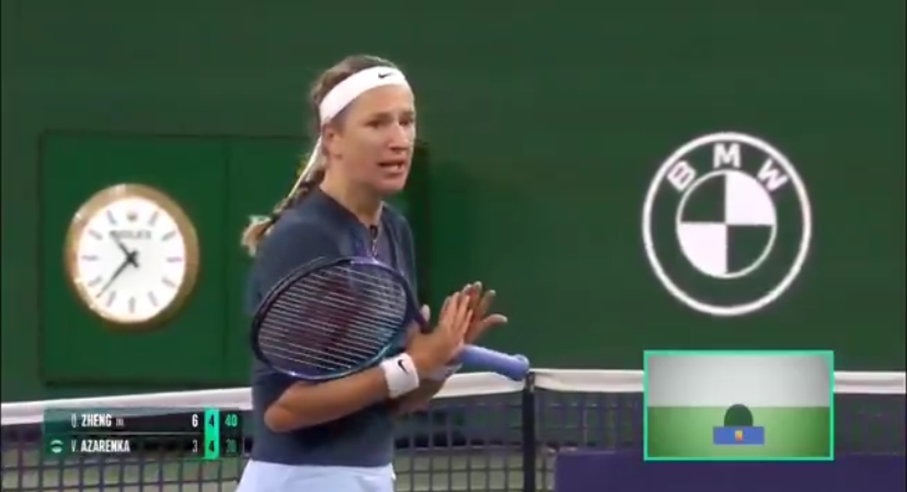 Виктория Азаренко спорит с судьей