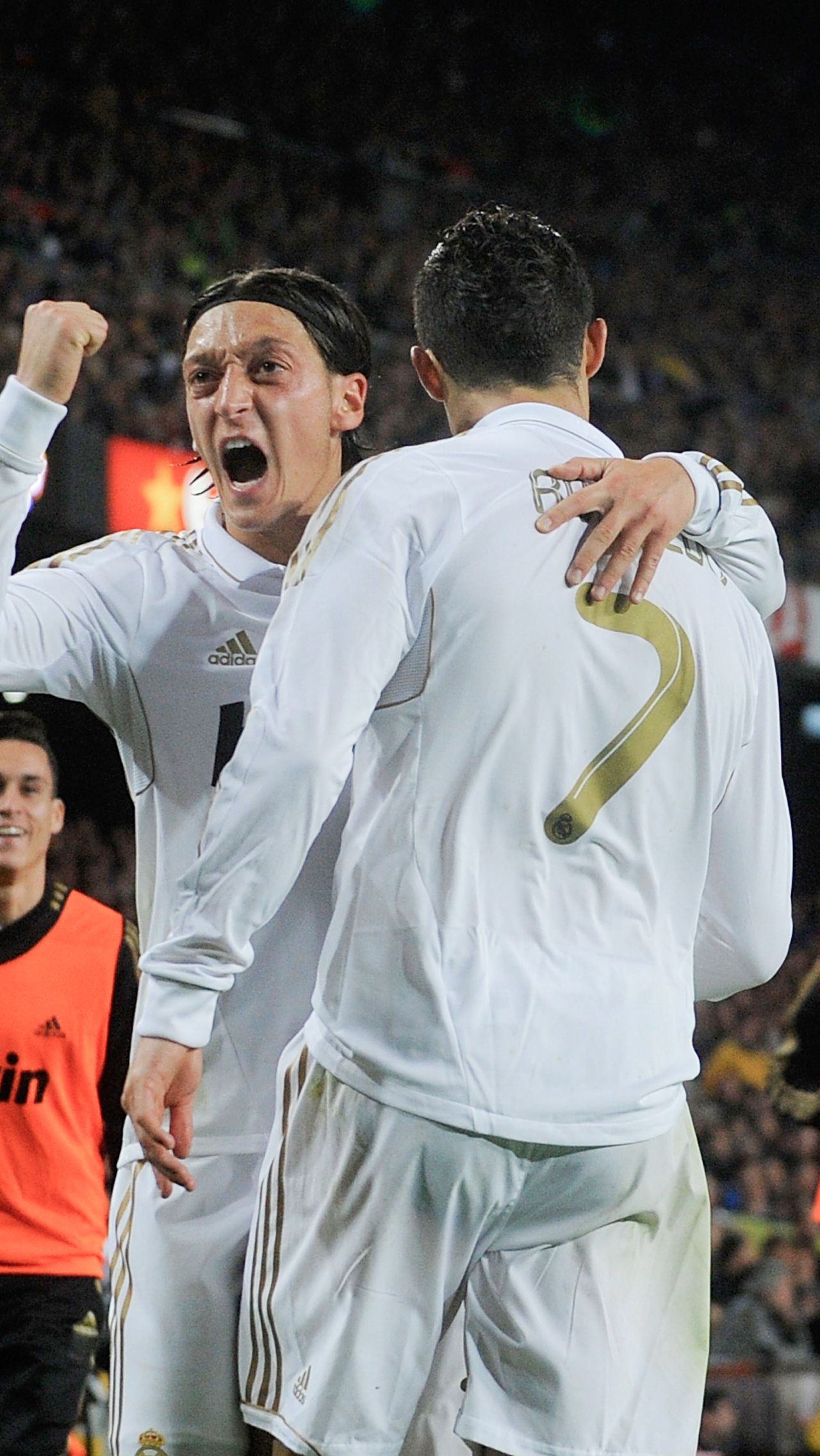 В Ла Лиге Месут был игроком «Реала», в Мадрид он переехал в 2010 году. В составе гранда он выиграл чемпионат, Кубок и Суперкубок Испании.