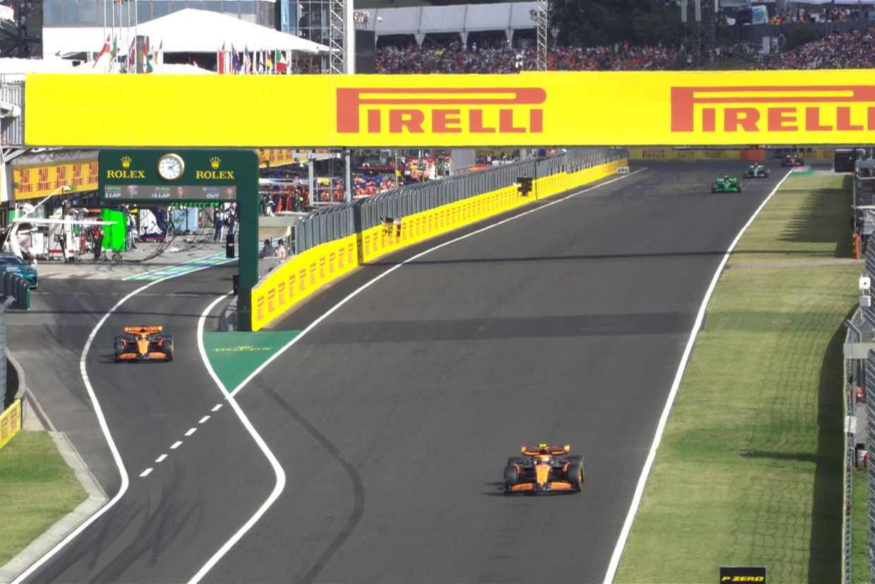 Пиастри выезжает позади Норриса