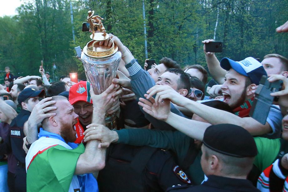 Виталий Денисов с болельщиками «Локомотива»
