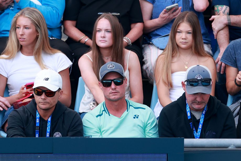 Ллейтон Хьюитт (по центру) наблюдал за игрой сына Круза в квалификации Australian Open