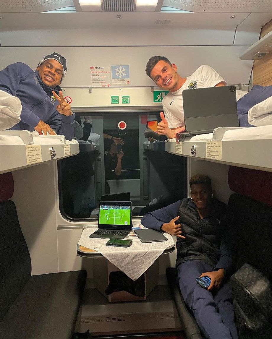 Футболисты «Сочи» по пути в Ростов-на-Дону