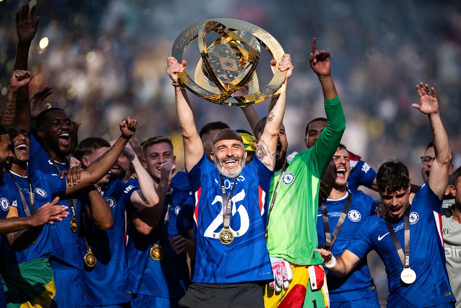 Энцо Мареска поднимает трофей клубного чемпионата мира по футболу 2025 года