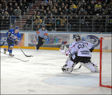 11 апреля 2012 года. Пенза. Плей-офф чемпионата ВХЛ. 1/2 финала. "Дизель" — "Рубин" — 2:5 11 апреля 2012 года. Пенза. Плей-офф чемпионата ВХЛ. 1/2 финала. "Дизель" — "Рубин" — 2:5